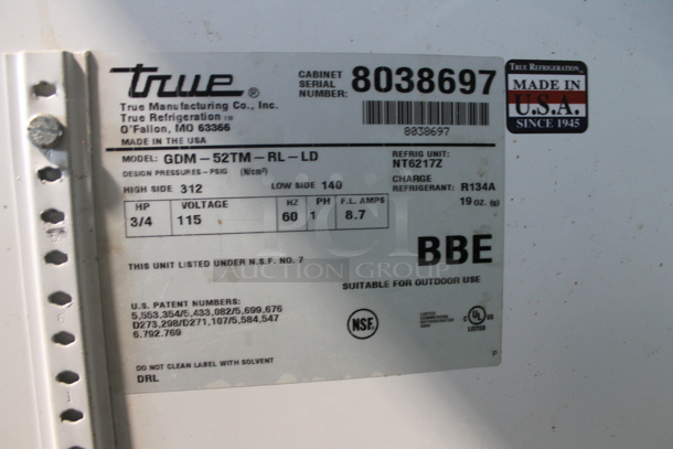 2014 True GDM-52TM-RL-LD Metal Commercial 2 Door Reach In Pass Through Cooler Merchandiser w/ Poly Coated Racks. 115 Volts, 1 Phase. Tested and Powers On But Does Not Get Cold - Image 5 of 5