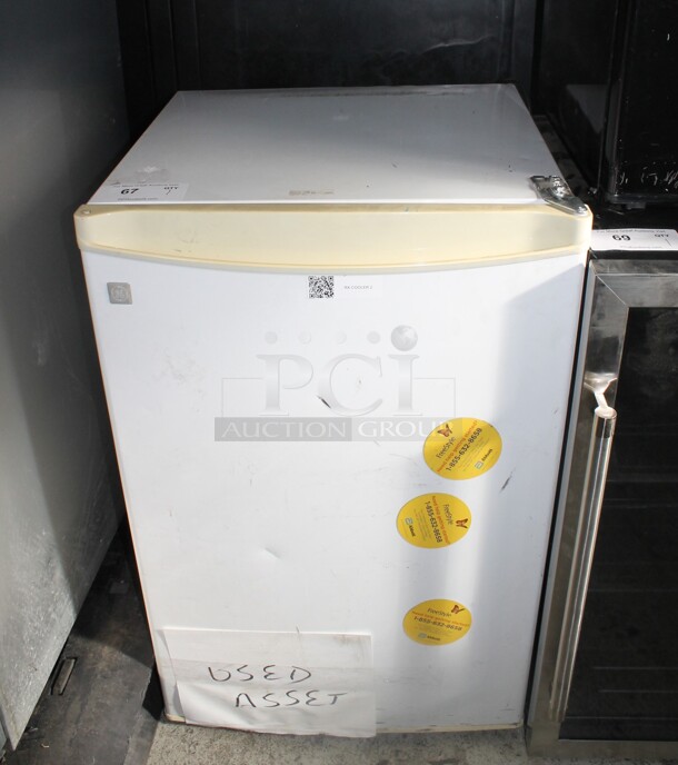 General Electric GMR04BANAWW Mini Cooler. 115 Volts, 1 Phase. Tested and Does Not Power On - Image 1 of 4