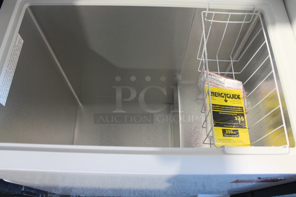 Thomson TFRF710-G-SM-6COM Metal Chest Freezer. 115 Volts, 1 Phase. Tested and Powers On But Does Not Get Cold - Image 3 of 5