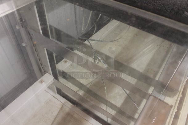 Federal Commercial Bakery Case. Side is Cracked. Tested and Powers On But Does Not Get Cold - Image 4 of 4