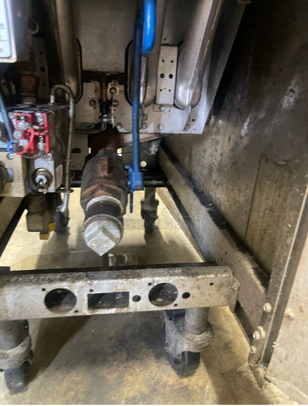 Working! Pitco SG14-S Natural Gas 40-50 lb. Stainless Steel Commercial Floor Fryer - 110,000 BTU NSF Tested and Working - Image 6 of 7