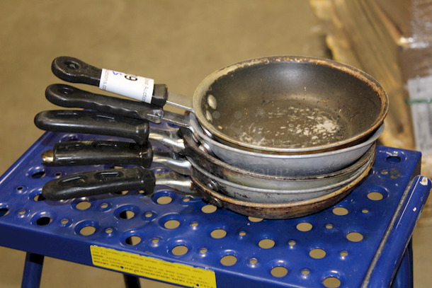 Vollrath 67807 7" Non-Stick Aluminum Frying Pan w/ Silicone Handle. 5x Your Bid - Image 1 of 6