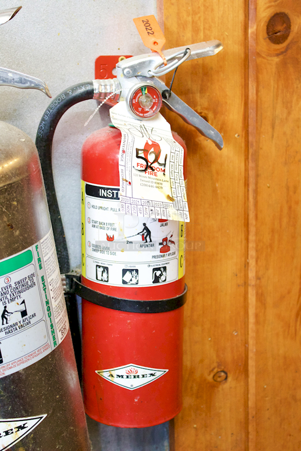 SWEET! Amerex B500 - 5 lb ABC Dry Chemical Fire Extinguisher (2A:10B:C) With Wall Mount.  - Image 1 of 2