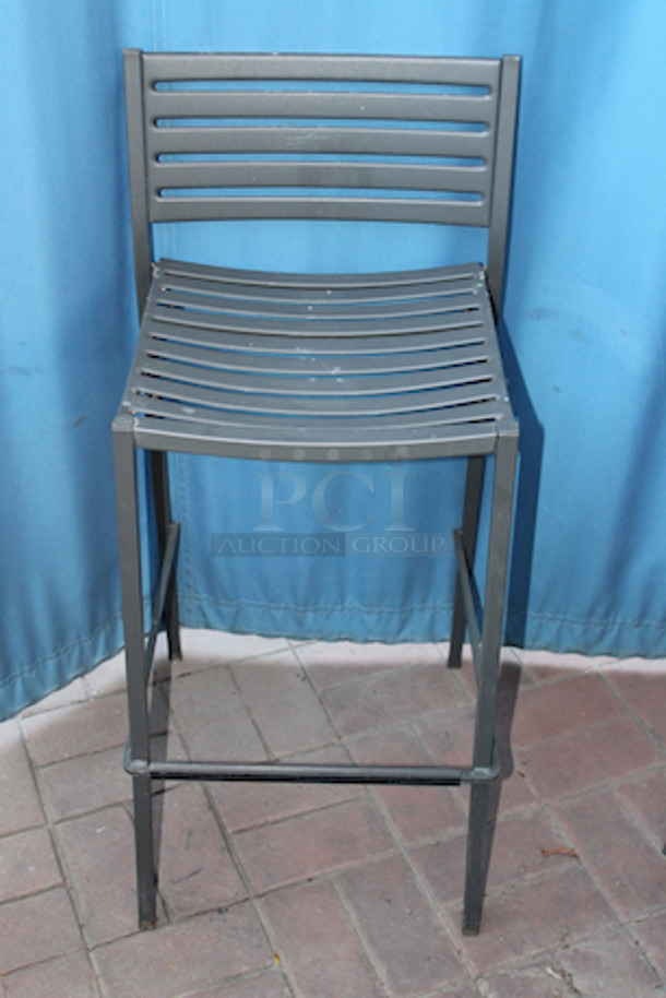 AMAZING!! Set of 6 Outdoor Metal Bar Height Chairs With Foot Rest.                                                               21x18-1/2x40
6x Your Bid