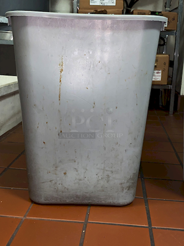 Sterilite Trash Receptacle.  - Image 5 of 6