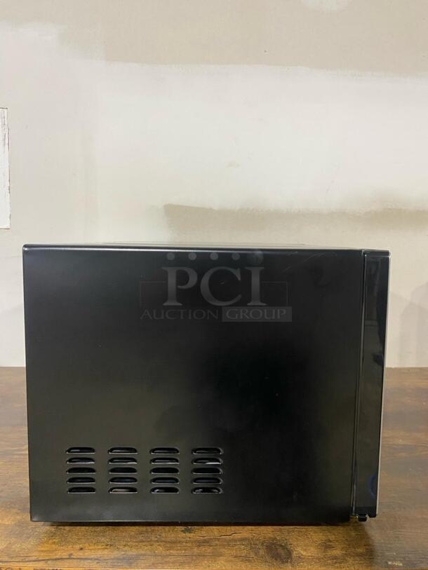 BRAND NEW Scratch & Dent Insignia microwave oven
 - Image 6 of 6