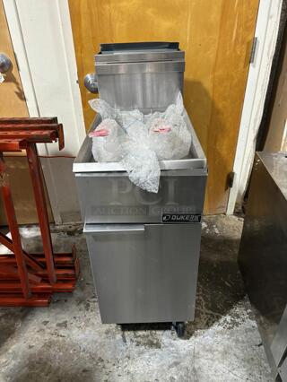BRAND NEW Dukers DCF3-NG 50 lb. Capacity Natural Gas Floor Model Fryer - 90,000 BTU

