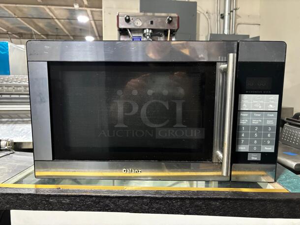 GALANZ countertop microwave - Image 1 of 4