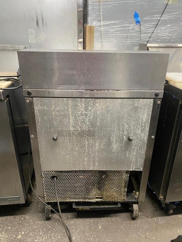 True TSSU-27-08-HC 27" TSSU Series Sandwich/Salad Prep Table w/ Refrigerated Base, 115v
 - Image 3 of 7
