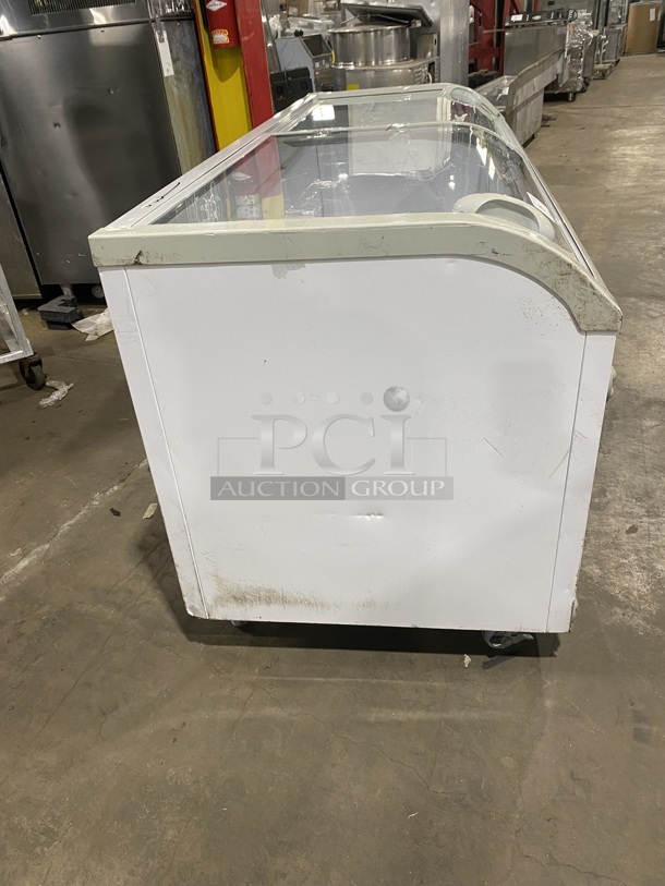 NICE! Late Model 2020! DUKERS Chest Reach In Freezer! On Casters! ModeNICE! DUKERS Chest Reach In Freezer! On Casters! Model WD-700Y Serial 0905000DUK200911201000428 115V/60Hz - Image 3 of 7