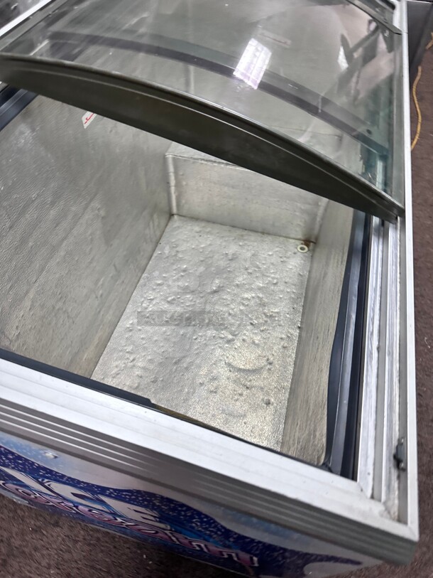 Working Caravell  Curved Sliding Top Commercial Ice Cream Freezer  115 Volt - Image 6 of 8