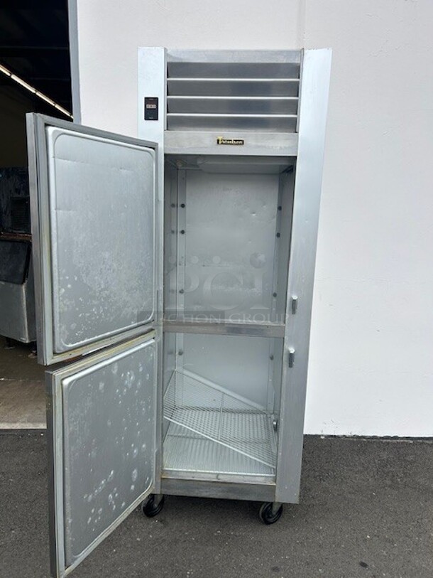 Late Model Traulsen G12001 Half Door Reach In Freezer - Left Hinged Doors 115 Volt Working - Image 8 of 9