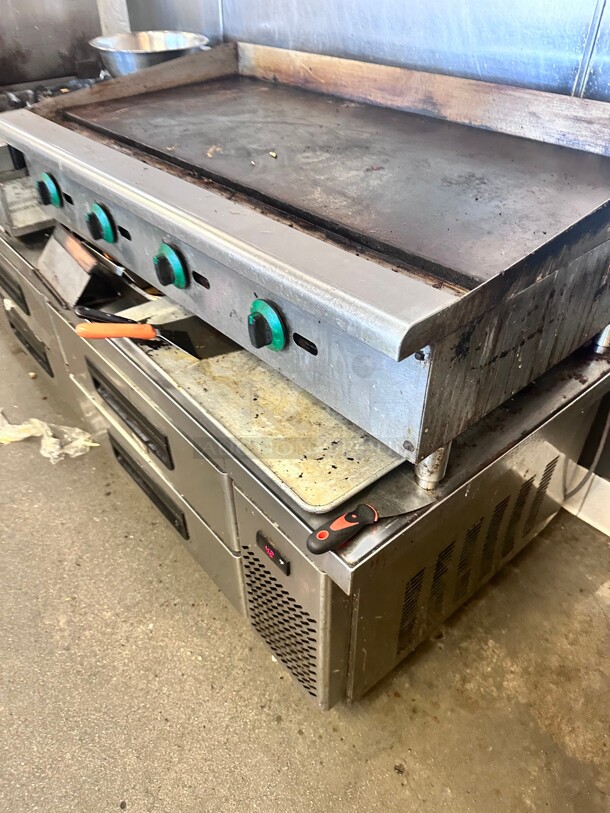 Working Wolf AGM48 48  inch Gas Griddle w/ Manual Controls - 1 inch Steel Plate, Natural Gas - Image 5 of 5