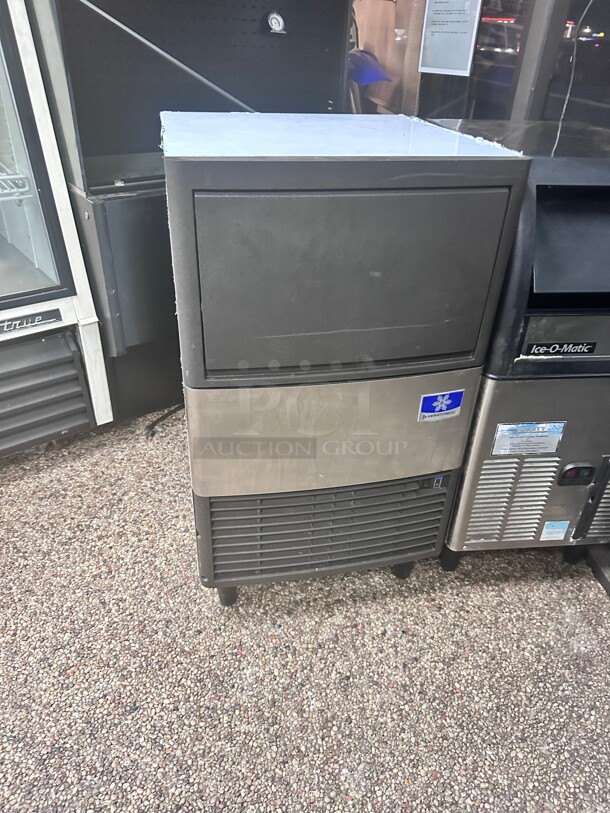 Late Model Manitowoc Ice UDE0080A 19 inch W Full Cube NEO Undercounter Ice Machine - 102 lbs/day, Air Cooled Working - Image 3 of 6
