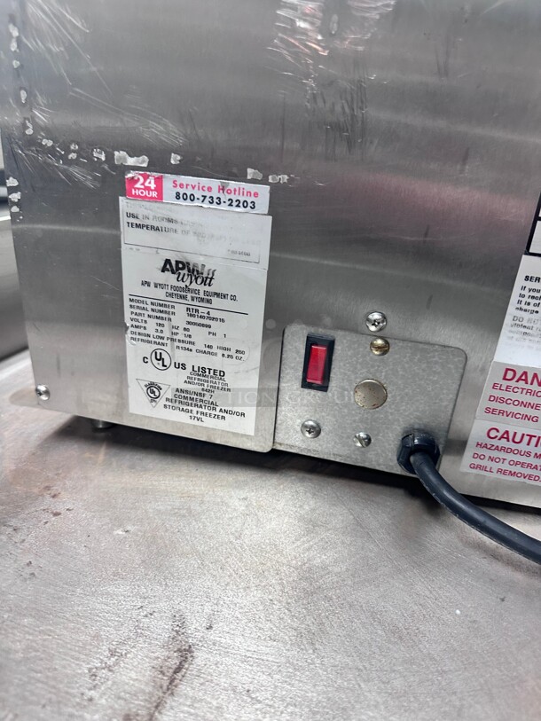 Working APW RTR-4 Refrigerated Topping Rail w/ (4) Sixth-Size Pans & Covers, Stainless 115 Volt NSF - Image 10 of 10