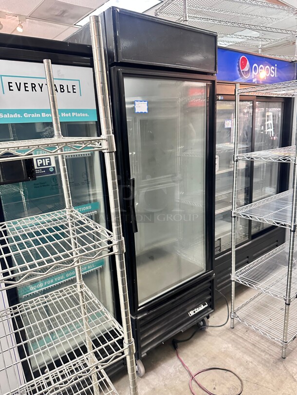 True GDM-26 30"  One Section Glass Door Merchandiser Black, 115v Tested and Working - Image 7 of 8