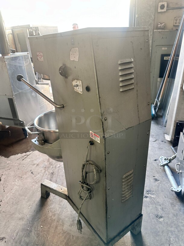 Intedge Commercial Heavy Duty 30 Qt Dough Mixer 115 Volt Tested and Working - Image 7 of 8