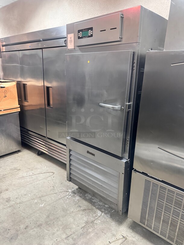 Traulsen RBC100 Self-Contained Reach-In 100 lb Blast Chiller 220 Volt 1 Phase Not Sure Of Functionality - Image 4 of 10