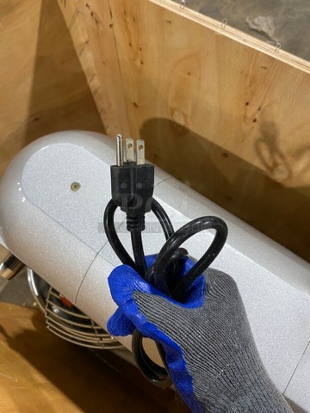 AWESOME! BRAND NEW! IN THE CRATE! Commercial Planetary Mixer! With Whisk, Paddle And Spiral Hook Attachment! With Mixing Bowl And Bowl Guard! Stainless Steel! Model: WGB30 110V - Image 8 of 10