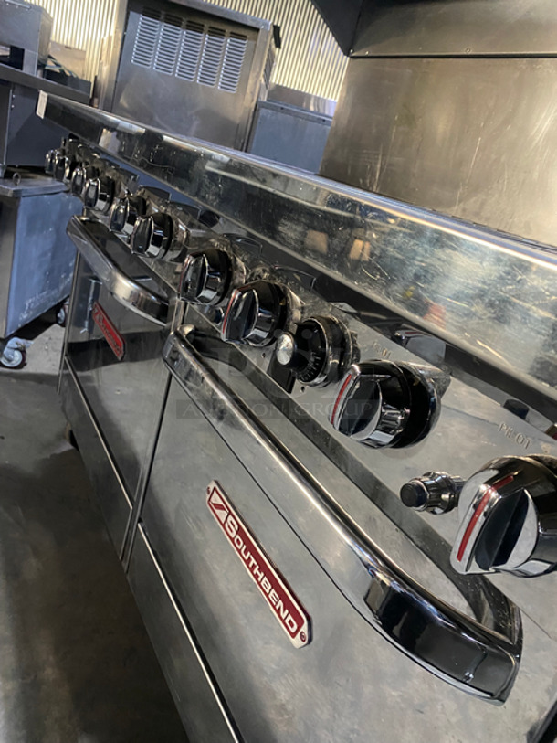 MUST HAVE! Southbend Commercial Gas Powered 10 Burner Stove! With 2 Full Size Ovens (One Convection Oven/One Regular Oven)! With Metal Oven Racks! With Backsplash And Over Head Salamander Shelf! Solid Stainless Steel! On Casters! Model: S560AD-W SN: 07F46762 120V 60HZ 1 Phase - Image 9 of 10
