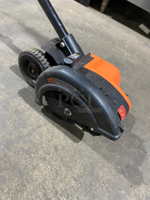 Black & Decker Electric Powered Lawn Edger! - Image 4 of 8