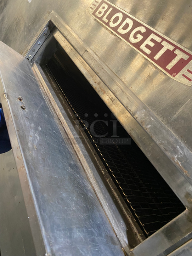 AMAZING! Blodgett Commercial Natural Gas Powered Double Deck Conveyor Pizza Oven! All Stainless Steel! On Casters! 2x Your Bid Makes One Unit! Model: MG32 SN: 0492B4792106 120/208V 60HZ 1 Phase - Image 5 of 12