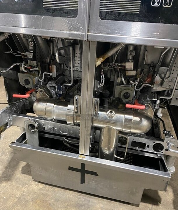 Pitco Frialator Stainless Steel Commercial Natural Gas Powered 2 Bay Deep Fat Fryer w/ 4 Metal Fry Baskets! On Commercial Casters! MODEL SSH55 SN: G15AD080351 115V - Image 7 of 12