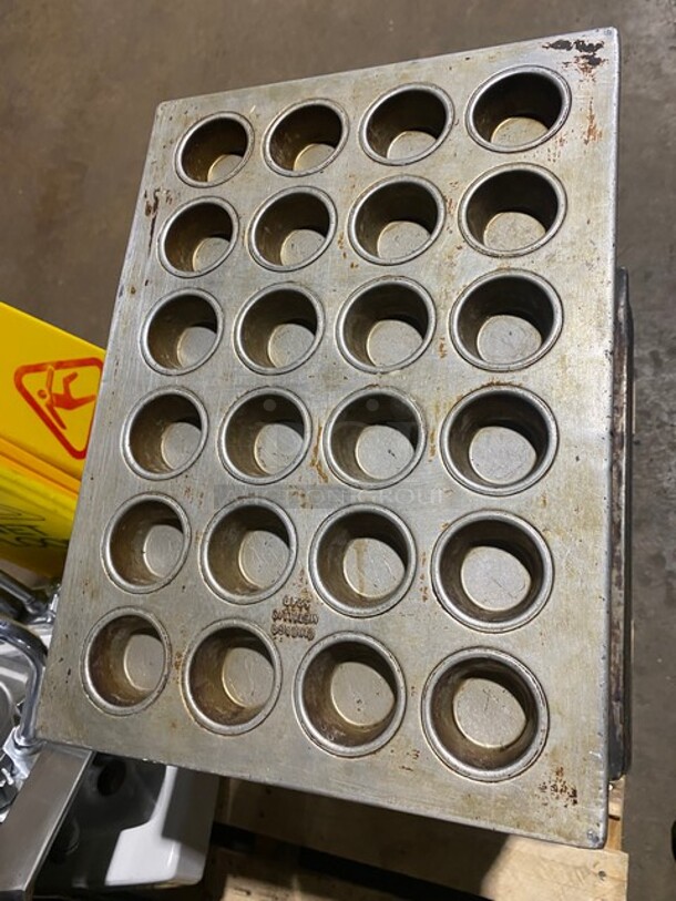 Chicago Metalic 12 Cup Cupcake/Muffin Baking Pan! MODEL 524D - Image 3 of 3