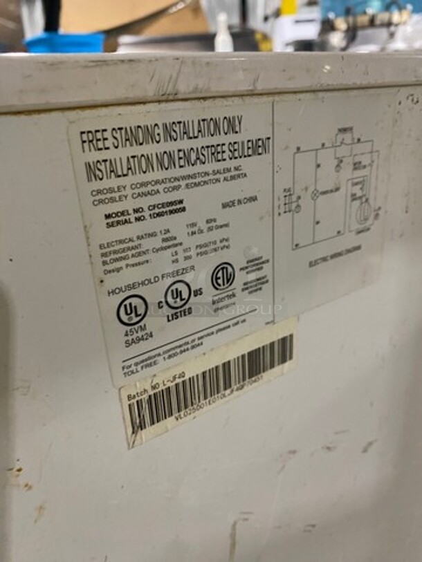 Commercial Reach Down Chest Freezer/ Cooler! With Hinged Top Lid! Model: CFCE09SW SN: 1D60190058 115V 60HZ 1 Phase - Image 7 of 8