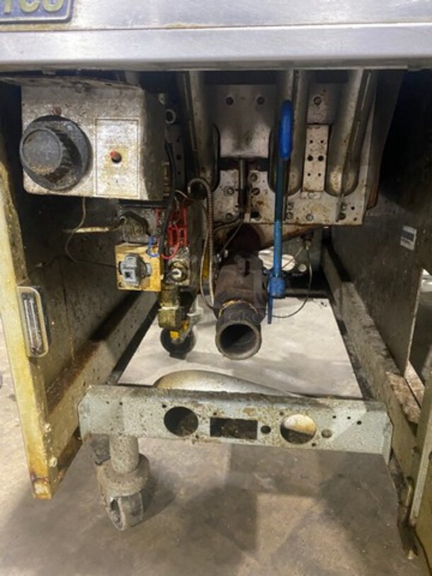 Pitco Frialator Commercial Natural Gas Powered Deep Fat Fryer With Dump Station! All Stainless Steel! On Casters! Model: SG14 SN: G08BD006448 - Image 9 of 12