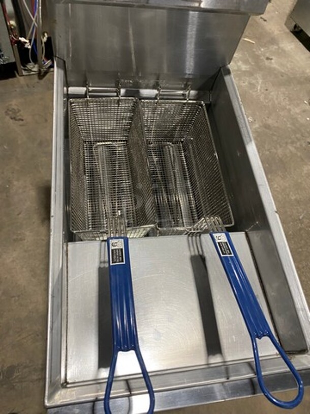 American Range Commercial Natural Gas Powered Deep Fat Fryer! With 2 Metal Frying Baskets! With Backsplash! All Stainless Steel! On Legs! Model: AF50HE SN: 211020FO357 - Image 5 of 9