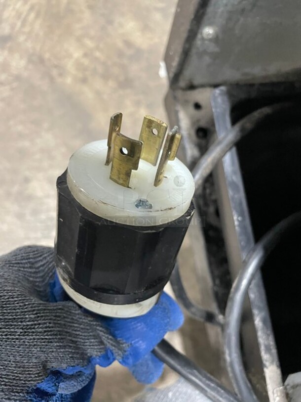Nice! True GDM-72-LD Metal Commercial 3 Door Reach In Freezer Merchandiser w/ Poly Coated Racks on Commercial Casters. 115 Volts, 1 Phase - Image 6 of 7