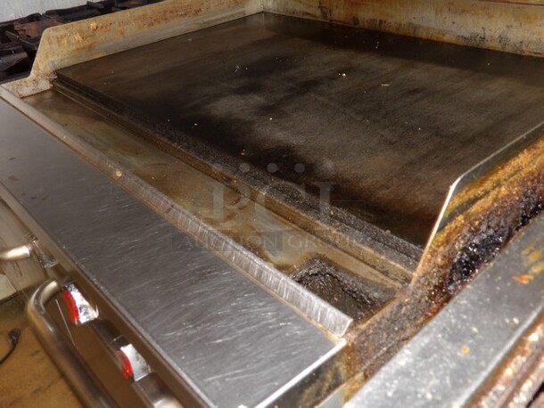 TESTED AND WORKING! Cooking Performance Group (CPG) Commercial Natural Gas Powered 4-Burner, Flat Griddle Stove With 2-Full Sized Ovens, Raised Backsplash and Overhead Salamander Shelf. On Castors. 
240,000 BTU

Range 60" 
4 Burner Griddle 36" 
STD Oven NAT

Orifice Size: 36 Griddle: 44 Oven: 36

Item 351560G36N - Image 3 of 6