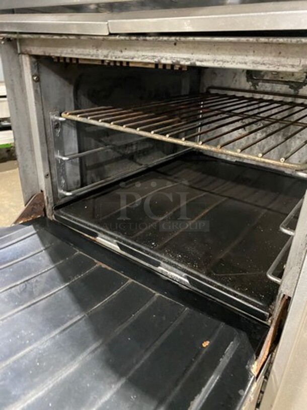 Sunfire Commercial Natural Gas Powered 4 Burner Stove! With Raised Back Splash! With Oven Underneath! All Stainless Steel! On Casters! - Image 7 of 9
