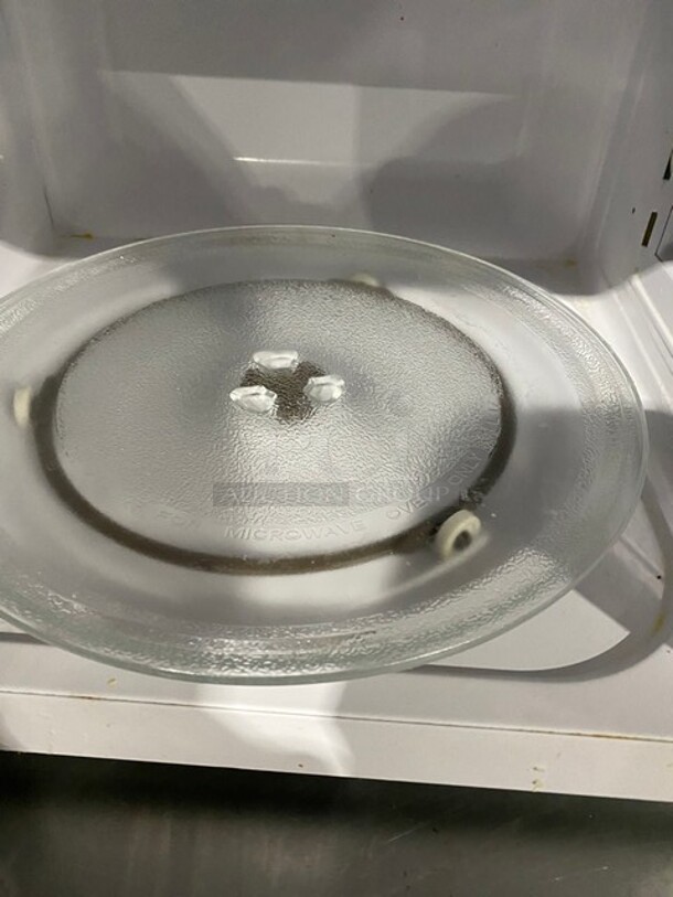 Hamilton Beach! Digital Microwave! 700 WATTS  - Image 8 of 9