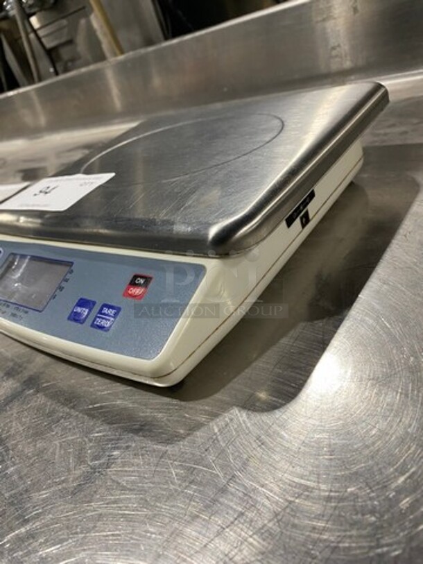 Globe Countertop Electric Food Scale! Model: GPS10 SN: 8037812 - Image 3 of 6