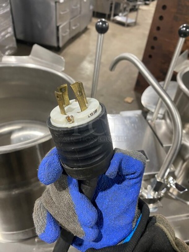 LIKE NEW! Cleveland Commercial Electric Powered Jacketed Tilting Soup Kettle! On Equipment Stand! All Stainless Steel! On Legs! WORKING WHEN REMOVED! Model: TKET12T SN: 111123050377A, 111123050377B! 240V 60HZ 3 Phase! - Image 7 of 12