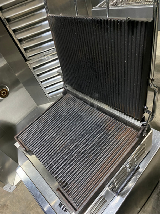 Waring Commercial Countertop Panini/Sandwich Supremo Grill! All Stainless Steel! Press With Ribbed Surface! Model: WPG250 120V 60HZ - Image 6 of 9