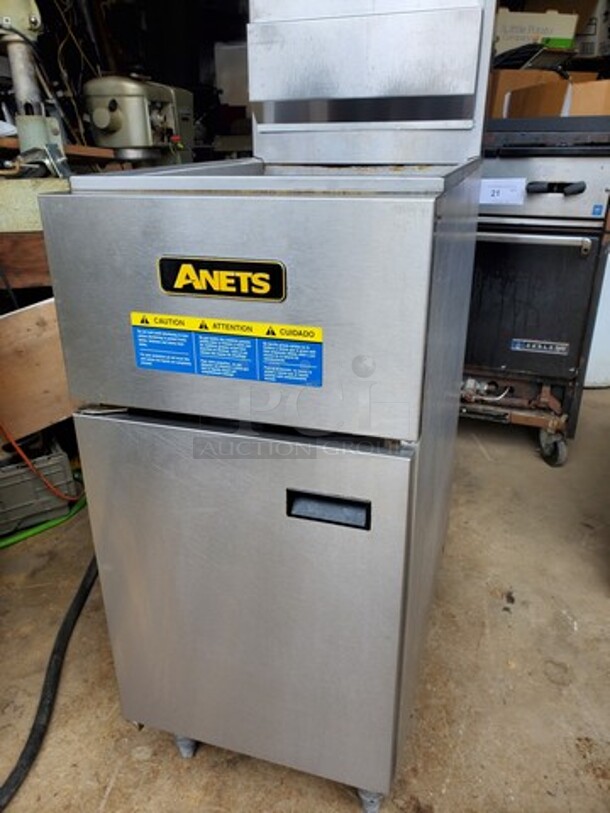 ANETS SLG40 Propane Floor model Lbs. 40 Tank Capacity Fryer 16X28X36 Like New! - Image 2 of 6
