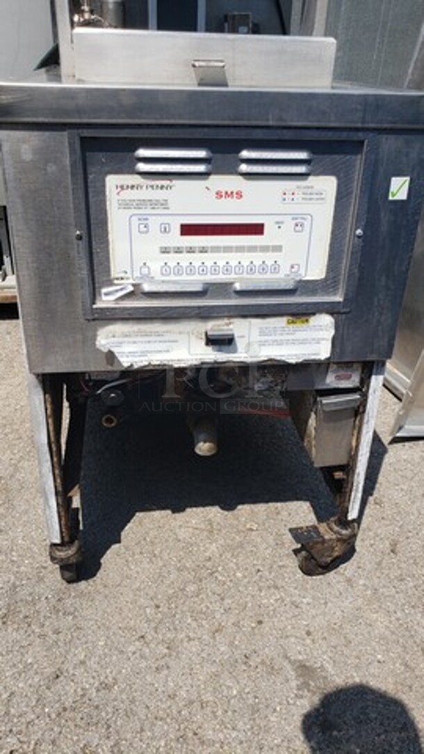 Henny Penny Electric Pressure Fryer! No filter! 

120/208 V 
50/60 Hz
3 PH
 - Image 2 of 4