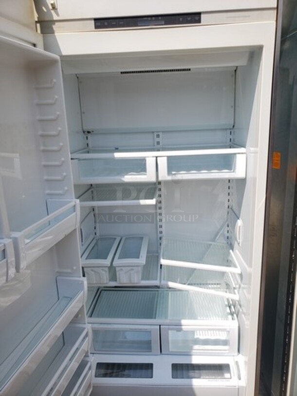 Beautiful Viking 36" Column Refrigerator! Very nice condition!

115 V
60 Hz
6.5 A - Image 2 of 6