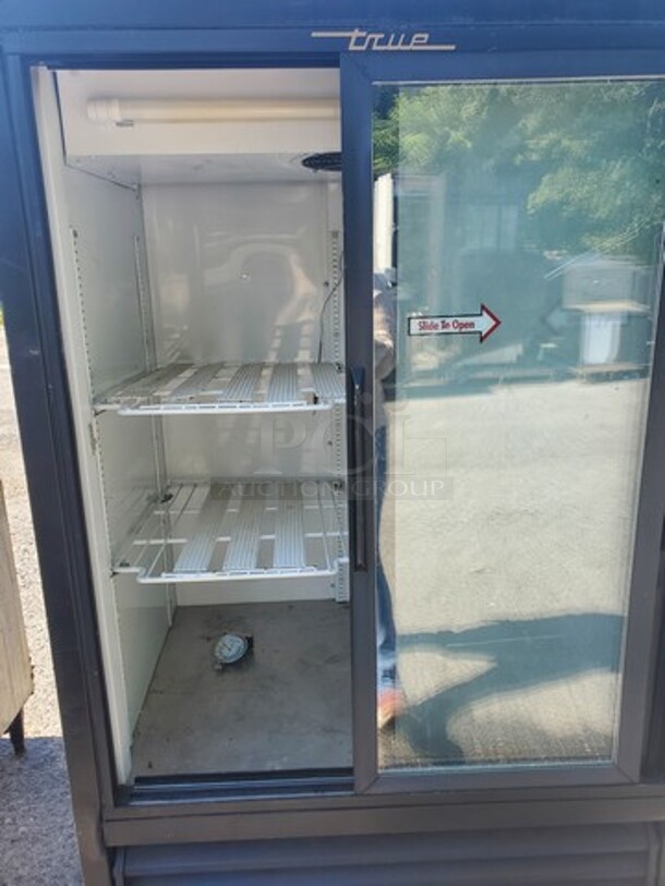 True 40" Two Section Glass Door Merchandiser, (2) Sliding Doors, Working! 40X29X62 - Image 3 of 4