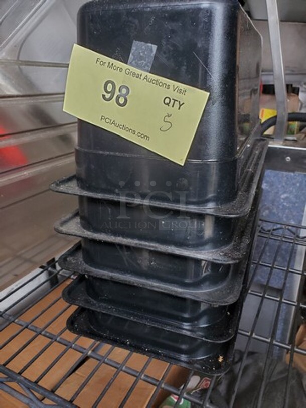 Lot of 5 Plastic Food Storage Containers - Image 1 of 2