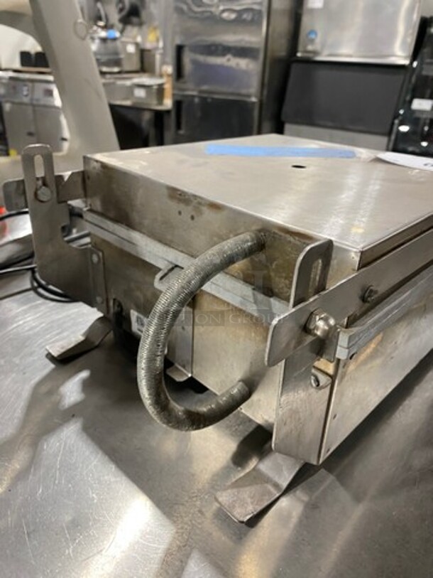 Commercial Countertop Panini/Sandwich Grill! All Stainless Steel! Press With Flat Surface! - Image 4 of 8