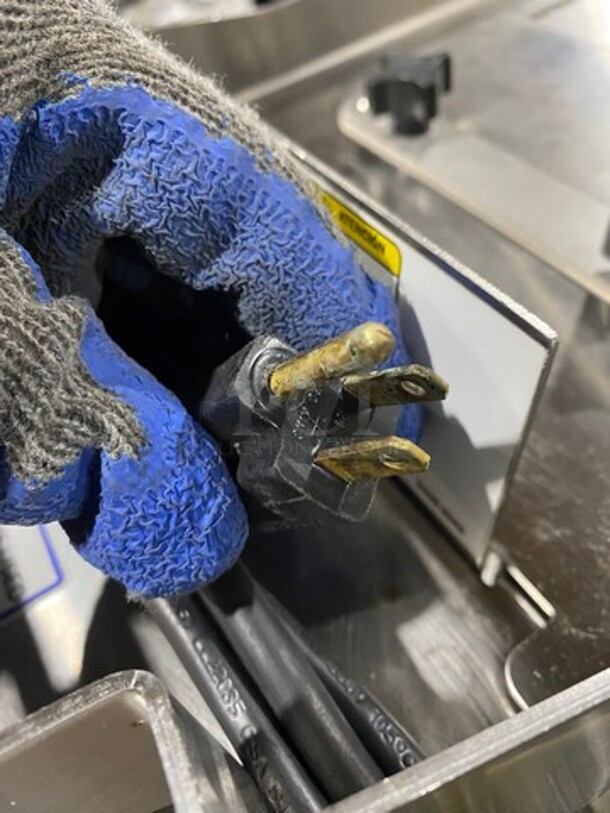 Oliver Commercial Countertop Mini Chip Slicer! Model: 738 SN: 189095 115V 60HZ 1 Phase - Image 7 of 7