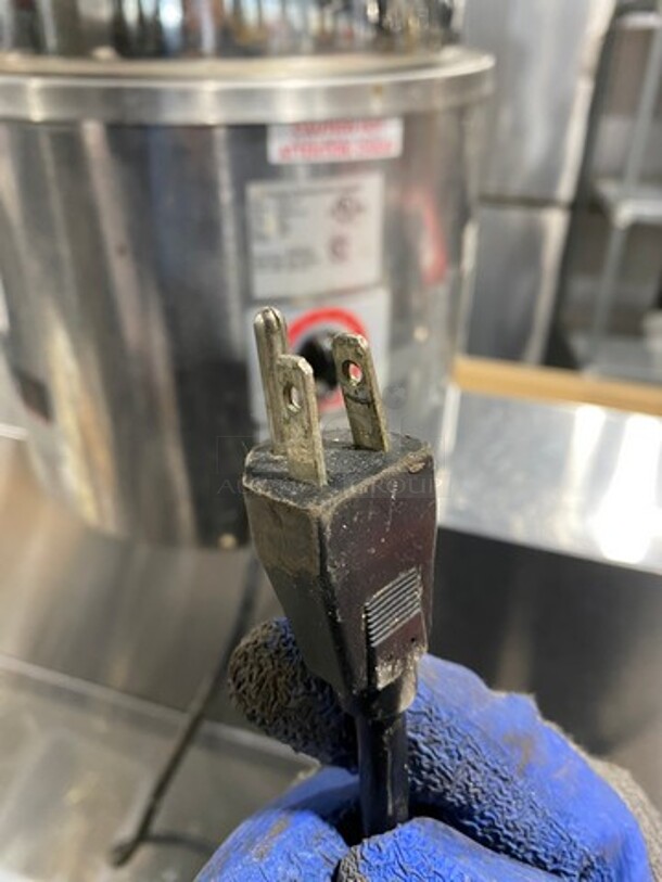 APW Wyott Commercial Countertop Cook And Serve! With Lid! Solid Stainless Steel! Model: RCW11 SN: 0909D01193 120V 60HZ 1 Phase - Image 6 of 8