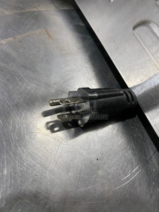 Waring Commercial Countertop Electric Powered 14" Flat Top Griddle! With Back And Side Splashes! All Stainless Steel! Model: WGR140 SN: 150521 120V - Image 8 of 8