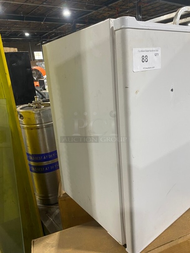 Black & Decker Countertop/ Undercounter Mini Refrigerator! Model: BCFA27 SN: BS04T1E7X00BKCCU4586 115V - Image 2 of 8