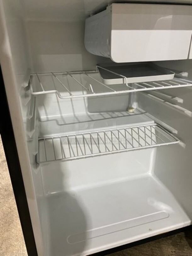 Sanyo Undercounter Single Door Refrigerator! With Poly Racks And Shelves! Model: SRA2480M SN: B032094098920405 115V - Image 7 of 9