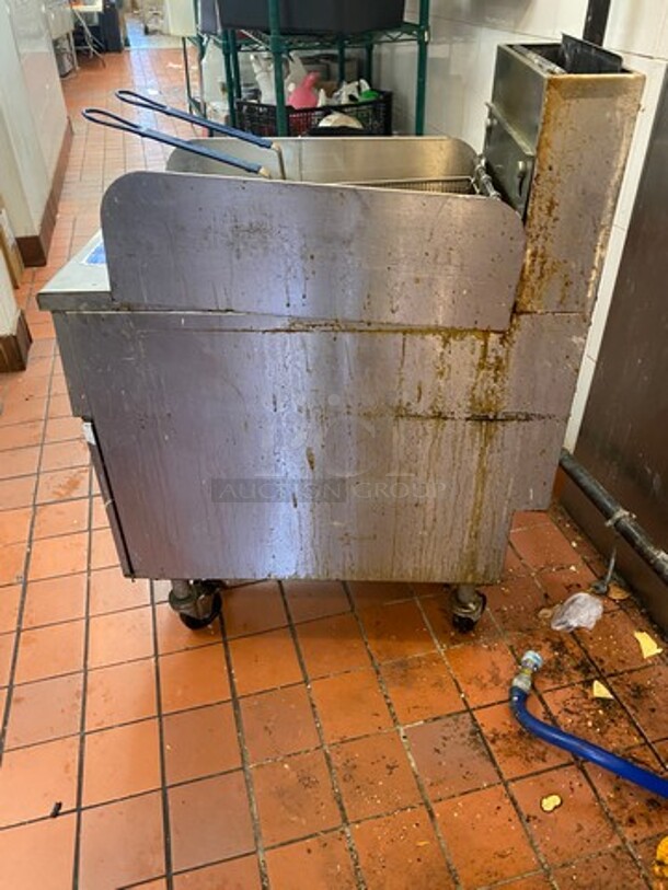Pitco Commercial Natural Gas Powered Deep Fat Fryer! With Back And Side Splashes! With 2 Metal Frying Baskets! All Stainless Steel! On Casters! WORKING WHEN REMOVED! Model: SG14 SN: G17JB060174 - Image 3 of 9